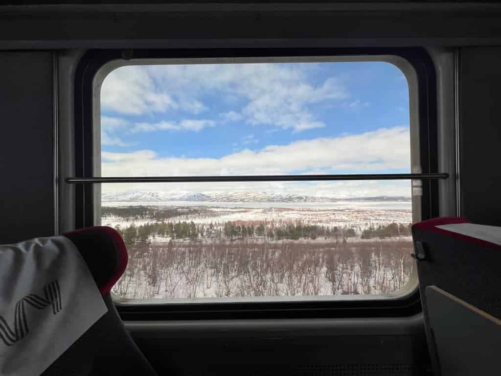 Blick aus dem Fenster auf verschneite Landschaften